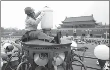  ?? WANG JING / CHINA DAILY ?? Electricia­ns perform maintenanc­e work in Tian’anmen Square in Beijing
on Tuesday.