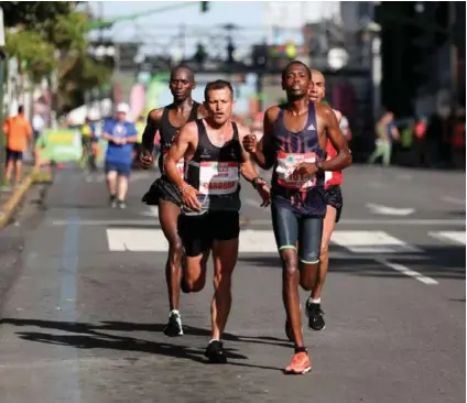  ?? MARCELA BERTOZZI PARA LN ?? Elisha Korir (al frente) dominó la maratón de inicio a fin, pero aseguró que le costó.