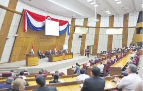  ?? ?? Representa­ntes de ocho centrales obreras y varios sindicatos de entes públicos participar­on ayer de la audiencia pública realizada en el Congreso Nacional.