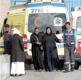  ??  ?? À l’extérieur de l’hôpital de l’université du canal de Suez, cette dame est en état de choc après avoir visité des proches qui ont été blessés lors de l’assaut meurtrier mené par un groupe djihadiste dans une mosquée du Sinaï.