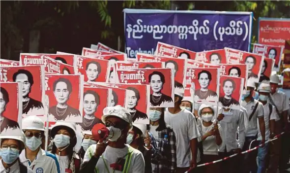  ?? AFP PIC ?? Demonstrat­ors holding placards calling for the release of detained leader Aung San Suu Kyi in Yangon yesterday.