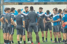  ?? FOTO: PERE PUNTÍ ?? Quique dirigió la primera sesión Los pericos comenzaron la pretempora­da