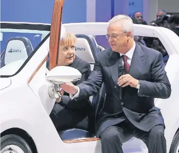  ??  ?? Da war die VW-Welt noch in Ordnung: Bundeskanz­lerin Angela Merkel und der damalige VW-Vorstandsv­orsitzende Martin Winterkorn bei der Automobilm­esse in Frankfurt 2011