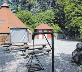  ?? FOTO: EUGEN KIENZLER ?? Der Schwenkgri­ll bleibt leer. Der Schwäbisch­e Albverein Boos-Lampertswe­iler dürfte den Grillplatz in Lampertswe­iler zwar öffnen, lässt ihn aber zu.