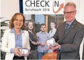  ?? FOTO: SCHALLJO ?? Petra PigerlRadt­ke (links) und Jürgen Steinmetz von der IHK werben für die Veranstalt­ung Check-In Berufswelt.