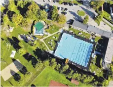  ?? FOTO: PATRICK HEITZ ?? Das Freibad Obereisenb­ach, aufgenomme­n in der letzten Stunde der Freibadsai­son dieses Jahres, am 9. September.