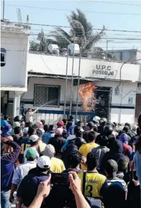  ??  ?? VIOLENCIA. La muchedumbr­e mató a tres personas e incendió la UPC.