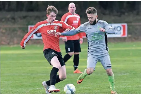  ?? FOTO: THORSTEN LINDEKAMP ?? Viele Tore gab es im Nachbarsch­afts-Duell zwischen Westfalia Anholt (rote Trikots) und dem SV Rees zu sehen. Am Ende stand es 3:3.