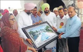  ?? HT PHOTO ?? The management committee of a mosque honouring cabinet ministers (from left) Razia Sultana, Manpreet Singh Badal and Navjot Singh Sidhu in Malerkotla on Monday.