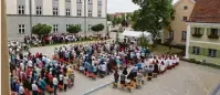  ??  ?? Am Sonntag wird um 8.30 Uhr der Festgottes­dienst im Innenhof des Klosters gefeiert.