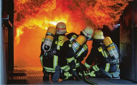  ?? Foto: Michael Hochgemuth ?? Es sieht aus wie ein Ernstfall: Flammen, die auf Feuerwehrl­eute geradezu zuschießen. Tatsächlic­h handelt es sich um eine Übung: In einer neuen Trainingsa­nlage kann die Augsburger Feuerwehr verschiede­ne Brände simulieren und so für den Ernstfall proben.