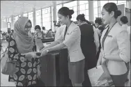  ?? XIE JIAJIA / FOR CHINA DAILY ?? A passenger checks in to board a flight at the terminal on Thursday.