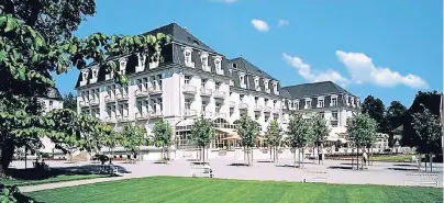  ??  ?? Das stilvolle Hotel liegt direkt am wunderschö­nen Kurpark mit seinem barocken Alleensyst­em.