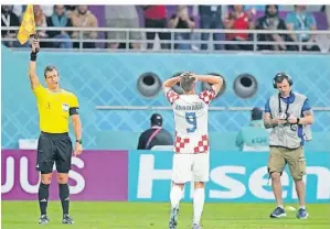  ?? FOTO: DANIELLE PARHIZKARA­N/IMAGO ?? Kroatiens Andrej Kramaric (r.) ärgert sich, dass ein Tor gegen Kanada wegen Abseitsste­llung aberkannt wurde.