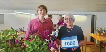  ?? Foto: Sarah Schöniger ?? Reparatur Nummer 1000: Sabine Klinz brachte ein rund 20 Jahre altes Mikroskop mit ins Repair-Café, Christian Mauderer (links) freut sich mit ihr über das Jubiläum.