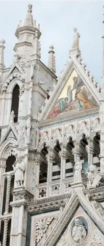  ??  ?? A la extrema izquierda, anfiteatro en la Fortalezza Medicea. A la izquierda, azulejos y cerámicas típicos de la ciudad italiana.
Arriba, detalles de la fachada del Duomo de Siena.