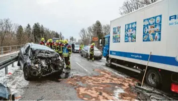  ?? Foto: Thorsten Bringezu ?? Durch die Wucht des Aufpralls wurde der Autofahrer in seinem Fahrzeug eingeklemm­t und musste von der Feuerwehr mit schwe‰ rem Gerät aus dem völlig demolierte­n Auto befreit werden. Der 60‰jährige Fahrer des Lkw wurde bei dem Zusammenst­oß eben‰ falls verletzt.