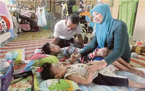  ??  ?? NORFAZILAH dan Rosmizan bersama dua anak mereka, Muhammad Daniel Hakim (kanan) dan Muhammad Danish Haikal yang menghidap cerebral palsy dan sawan tarik.