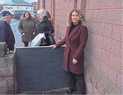  ??  ?? Arbroath independen­t councillor Lois Speed next to the wooden barricade.