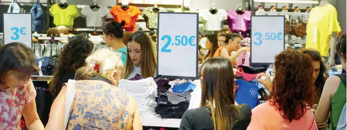  ??  ?? La massa In foto: shopping fra sconti e promozioni, nei centri commercial­i