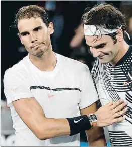  ?? DITA ALANGKARA / AP ?? Nadal felicita a Federer por su victoria en Australia este año