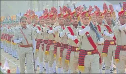  ??  ?? (From left) Cops participat­ing in commemorat­ion parade at Reserve Police Lines in Mahanagar, and DGP OP Singh paying floral tributes to the martyrs on Police Commemorat­ion Day on Sunday.