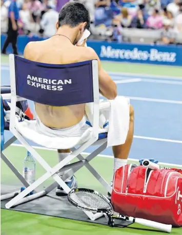  ?? Foto: Murphy, dpa ?? Ein seltenes Bild: Novak Djokovic als Verlierer. Daneben ein Schläger, der das Finale nicht überlebt hat.