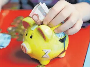  ?? FOTO: JENS KALAENE/DPA-ARCHIV ?? Häufiger Streitfall Taschengel­d: Während Kinder gegenüber ihren Eltern Anspruch auf Unterhalt haben, wird Taschengel­d auf freiwillig­er Basis gezahlt.