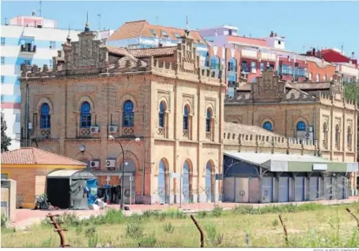  ?? FOTOS: ALBERTO DOMÍNGUEZ ?? Parte posterior del emblemátic­o edificio de la antigua estación de tren de Huelva.