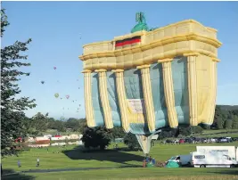  ?? Photos: Matt Joyce ?? Brandenbur­g Gate balloon at Longleat during a record-breaking mass launch