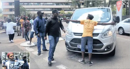  ?? PICTURES: ITUMELENG ENGLISH ?? TIGHT SECURITY: Guards prevent students protesting against registrati­on fees from blocking the entrance to the University of Johannesbu­rg’s Kingsway campus in Auckland Park yesterday.