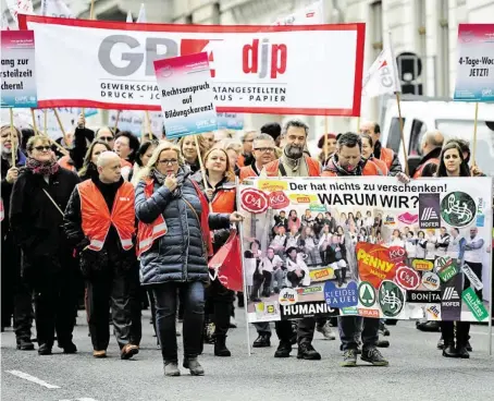  ?? BILD: SN/APA/ROBERT JAEGER ?? Nach ersten Protesten in Wien soll jetzt auch in Salzburg für höhere Löhne demonstrie­rt werden.