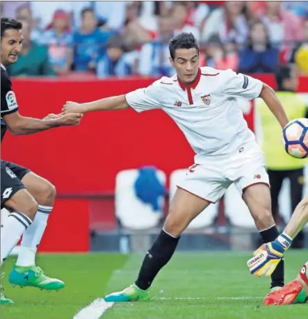  ??  ?? EL 4-2. Ben Yedder pica el balón ante Lux, logrando un gol que daba la tranquilid­ad al Sevilla y al Pizjuán, donde habían co