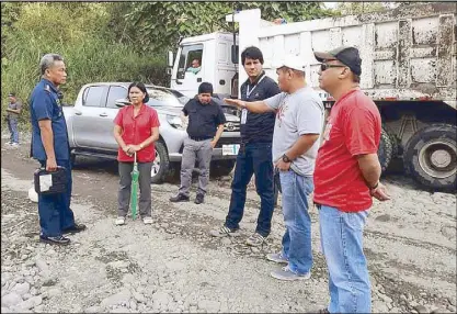  ??  ?? Mayor Richard Gomez talks to sand and gravel concession­aires during an inspection of rivers in Ormoc in a December 2016 photo. LALAINE JIMENEA