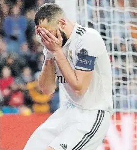  ?? FOTO: EFE ?? Benzema, abatido ante el Ajax El ‘9' del Madrid vuelve a estar muy cuestionad­o