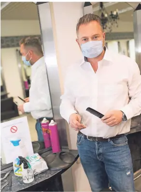  ?? FOTO: SALZBURG ?? Zu Schere, Kamm und Haarspray gesellen sich Mundschutz, Desinfekti­onsmittel und strikte Regeln: Juniorchef Marco Filz wird am Montag den Friseursal­on Filz wieder eröffnen.