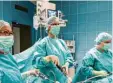  ?? Foto: Kliniken Ostallgäu-Kaufbeuren ?? Laut Dr. Enikö Berkes (Mitte) kann bei Endometrio­se in schweren Fällen auch eine Operation notwendig sein.