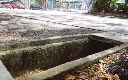  ?? PIC BY DANIAL SAAD ?? The uncovered drains pose a danger to pedestrian­s, more so when it rains.