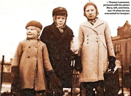  ?? ?? Thomas Learmont, pictured with his sisters Mary, left, and Anne, was 10 when he was evacuated to Cwmparc