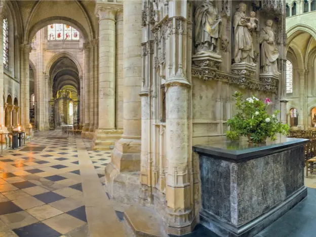  ??  ?? La cathédrale Saint-étienne, « métropolit­aine et primatiale », porte les caractéris­tiques du gothique naissant : ses grandes arcades donnent accès aux bas- côtés (ici, le collatéral nord). Les chapelles entre les contrefort­s sont du xive siècle.