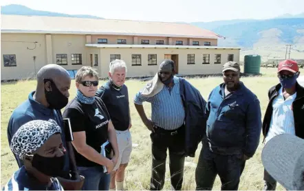  ?? Picture: MICHAEL PINYANA ?? IN TALKS: Nadia Schenk and John Schenk with community members of Auckland village near Alice during a community meeting.