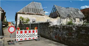  ?? Foto: Andreas Schopf ?? Seitdem das Nebengebäu­de eingestürz­t ist, hat die Gemeinde Bachhagel aus Sicherheit­sgründen den angrenzend­en Weg zum Schloss Oberbechin­gen gesperrt.
