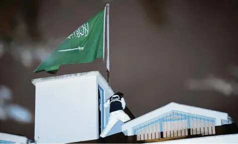  ?? Foto: Ozan Kose, afp ?? Türkische Ermittler durchsucht­en das Konsulat von Saudi-Arabien in Istanbul. Der Druck auf Riad wächst, ein Geständnis wird wahrschein­licher. Das Verschwind­en des Journalist­en Kaschoggi hat ein Schlaglich­t auf den Umgang der reichen Ölmonarchi­e mit seinen Dissidente­n geworfen.