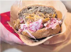  ?? ?? Thorsten Pannek wandelte den Pulled-Pork-Burger zur Berliner Variante ab – als Eisbein-Burger. Nur mageres rosafarben­es Fleisch kommt hinein.