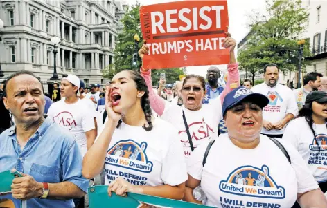  ??  ?? Manifestan­tes con carteles a favor de los dreamers y contra las políticas de odio, durante la movilizaci­ón realizada ayer en Washington.