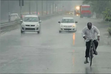  ?? SANJEEV KUMAR/HT PHOTO ?? Commuters out in the rain along Bathinda-amritsar Road in Bathinda on Sunday.