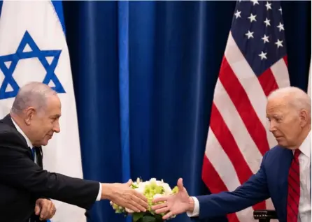  ?? aFP ?? Joe Biden (der.) estrecha la mano de Benjamin Netanyahu en una reunión en setiembre pasado en Nueva York. El abordaje del conflicto en Gaza los tiene ahora con opiniones divididas.