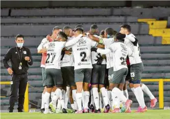  ??  ?? Jugadores del cuadro verdiblanc­o celebraron el gol de Andrés Balanta, a pocos segundos del pitazo final.