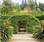  ??  ?? Geheimnisv­olle Atmosphäre: Lawrence Johnston leg te den heute schön verwildert­en Garten Serre de la Madone in Menton an.