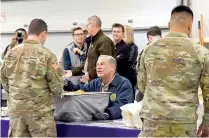  ?? ?? El gobernador Abbott pidió ayuda para defender la frontera sur de Texas en una comida de Acción de Gracias.